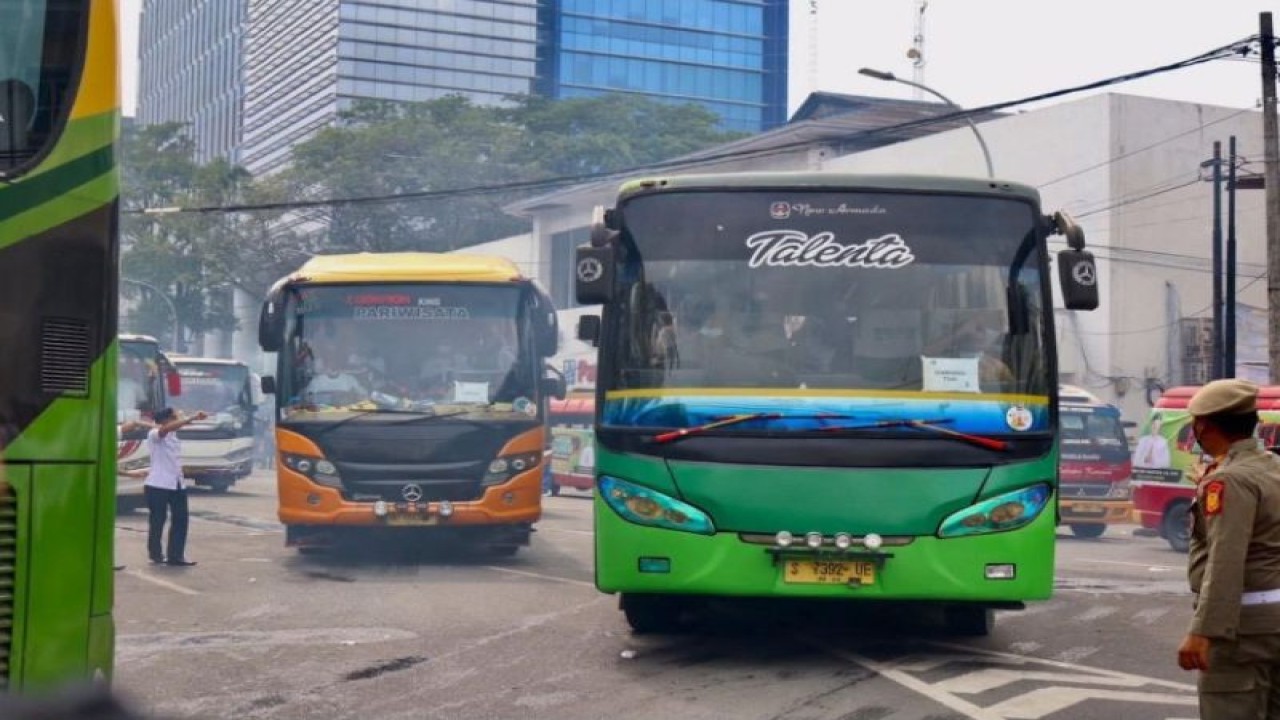 Sejumlah bus mudik bareng Pemkot Medan 2022 diberangkatkan di Jalan Pulang Pinang, Medan, Sumut. (ANTARA/HO-Diskominfo Kota Medan)