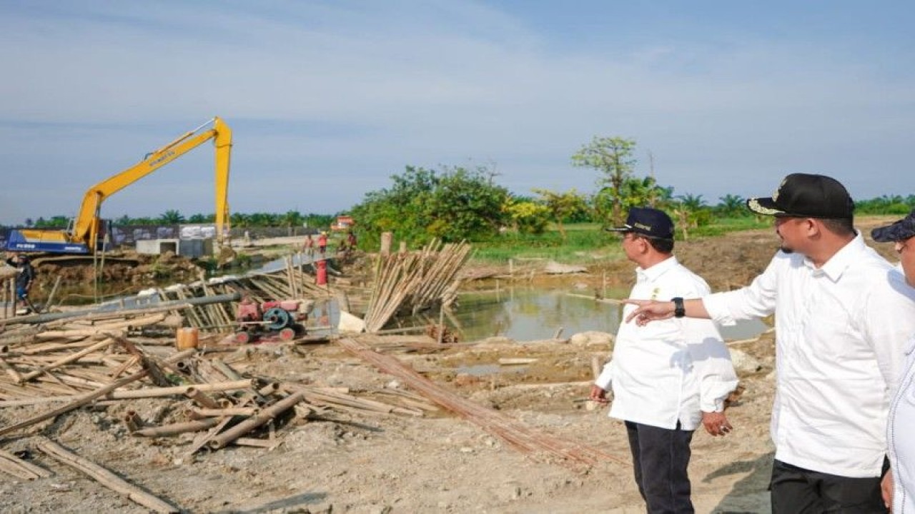 Wali Kota Medan Bobby Nasution (kanan) meninjau lokasi pembangunan fisik Medan Islamic Ce