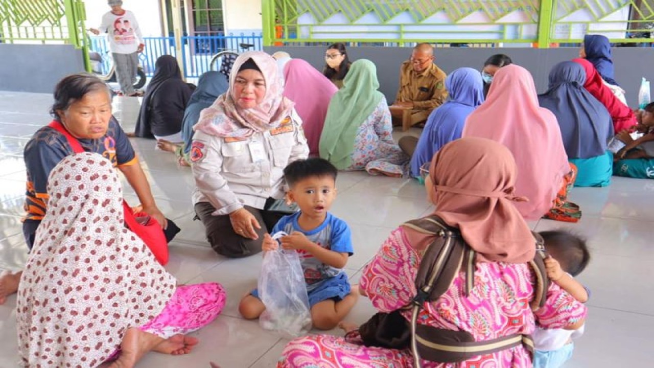 Pemkot Palangka Raya lakukan pemeriksaan kesehatan warga terdampak banjir di Palangka Raya, Selasa (11/4/2023). (ANTARA/HO-BPBD Kota Palangka Raya)