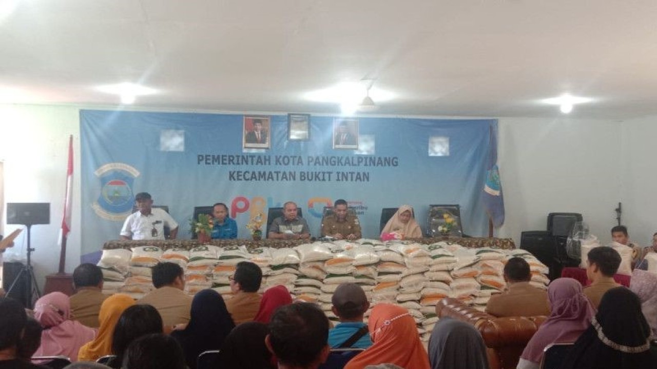 Pemerintah Kota Pangkalpinang telah menyalurkan bantuan sembako berupa beras sebanyak 13,47 ton kepada masyarakat yang membutuhkan di Kecamatan Bukit Intan, Selasa (11/4/2023). (FOTO ANTARA/ Coba M Hardi)
