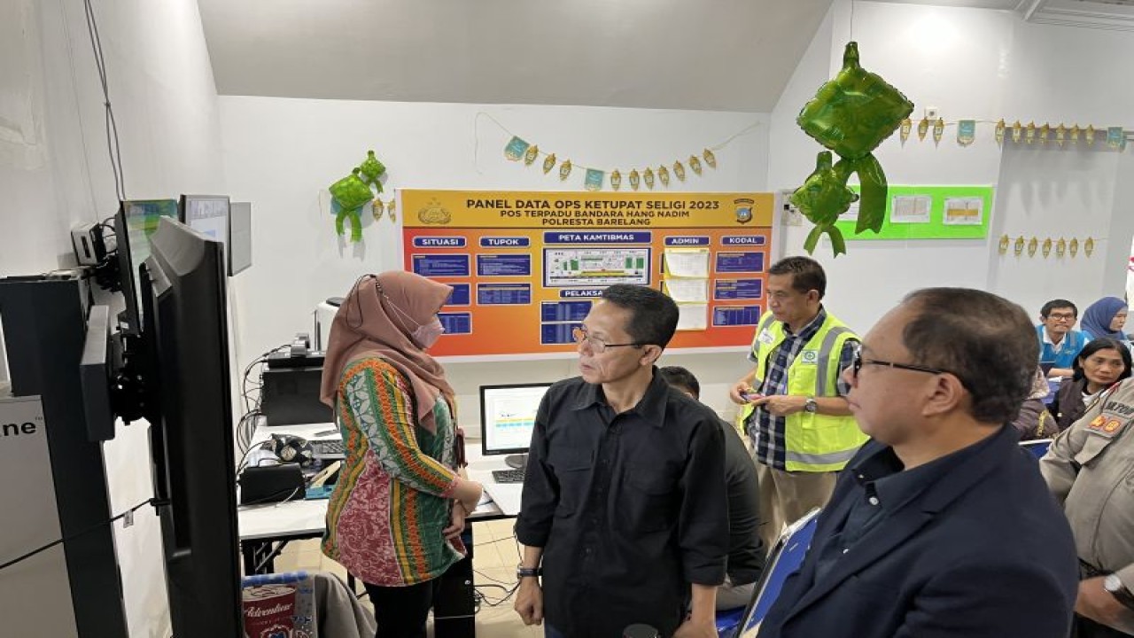 Wakil Wali Kota Batam Amsakar Achmad meninjau posko terpadu angkutan Lebaran 2023 di Bandara Hang Nadim Batam. (ANTARA/Jessica)