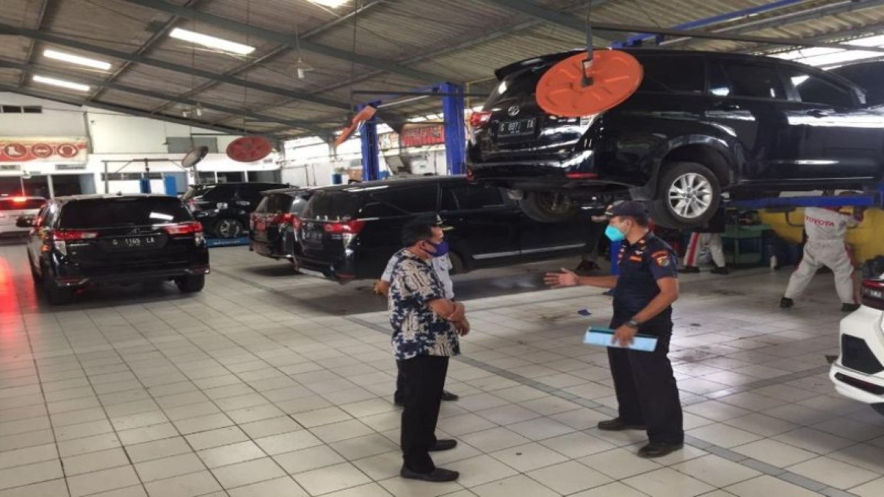 Dinas Perhubungan Kota Pekalongan sedang mengecek ke lokasi bengkel mobil di Kota Pekalongan, Jumat. (ANTARA/HO-Humas Kota Pekalongan)