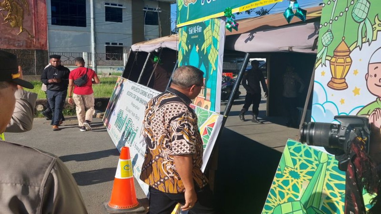 Pj Wali Kota Sorong saat melakukan pemantauan terhadap posko Idul Fitri. (ANTARA/Yuvensius Lasa Banafanu)