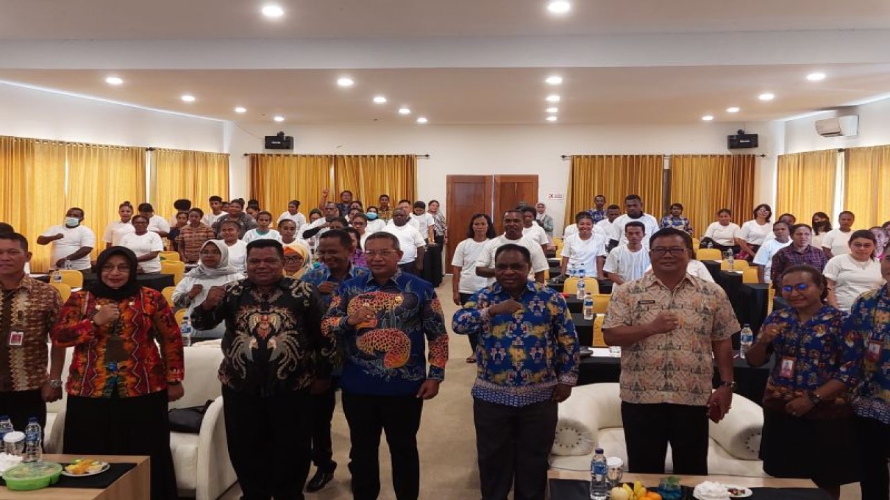 Penjabat Wali Kota Sorong, George Yarangga pose bersama pelaku UMKM pada kegiatan pelatihan, Kamis (27/4) (ANTARA/Yuvensius Lasa Banafanu)