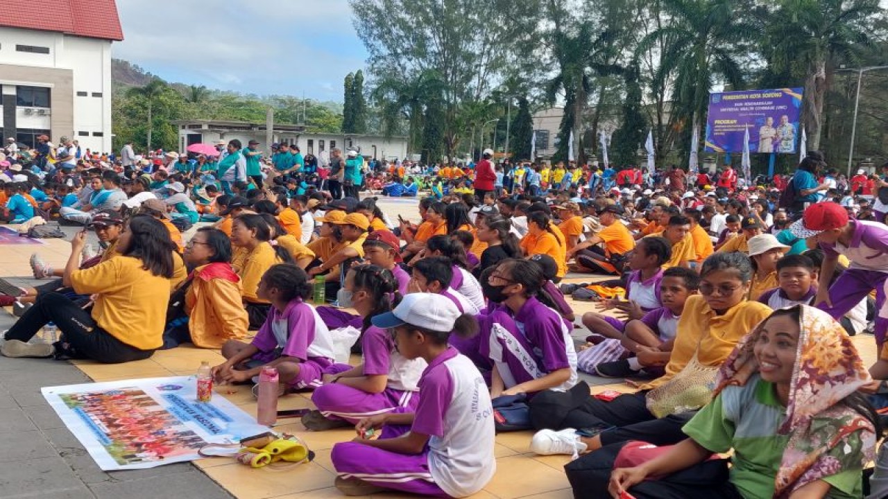 Ratusan siswa dari tingkat pendidikan SD, SMP dan SMA memadati halaman Kantor Wali Kota Sorong pada momentum jalan santai menyongsong Hardiknas, Jumat (28/4/2023). (ANTARA/Yuvensius Lasa Banafanu)