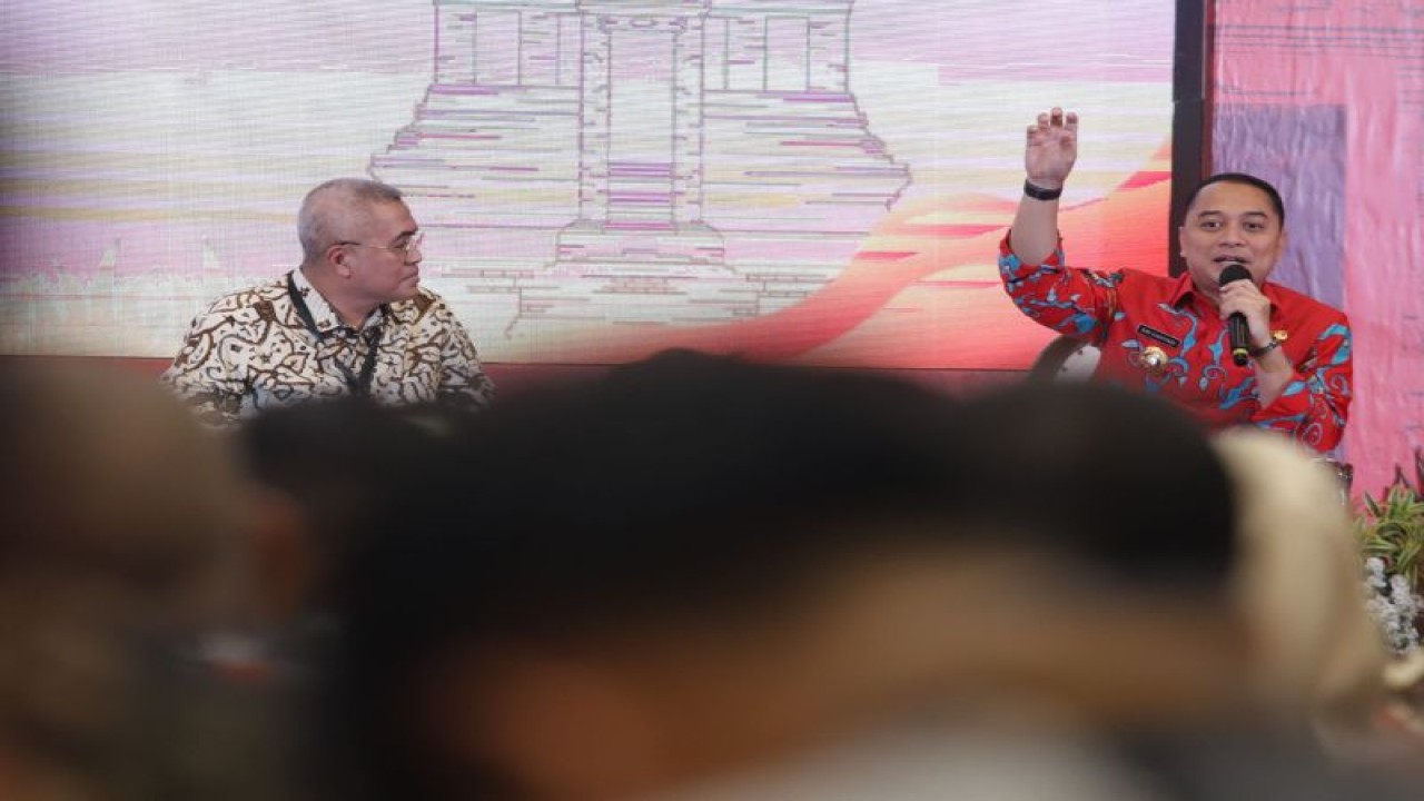 Wali Kota Surabaya Eri Cahyadi (kanan) saat menjadi salah satu pembicara dalam kegiatan "Sosialisasi dan Asistensi RB Tematik dan Perubahan Road Map Reformasi Birokrasi 2020-2024" di Gedung Badan Pengembangan Sumber Daya Manusia Provinsi Jawa Timur, Selasa (11/4/2023).  (ANTARA/HO-Diskominfo Surabaya)