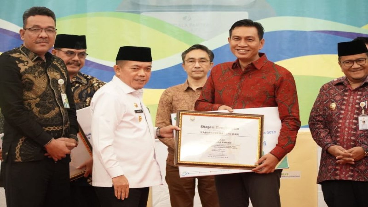 Gubernur Jambi Al Haris dan Bupati Batanghari Muhammad Fadil diacara anugerah jaminan sosial keternagakerjaan di Jambi,(ANTARA/HO)
