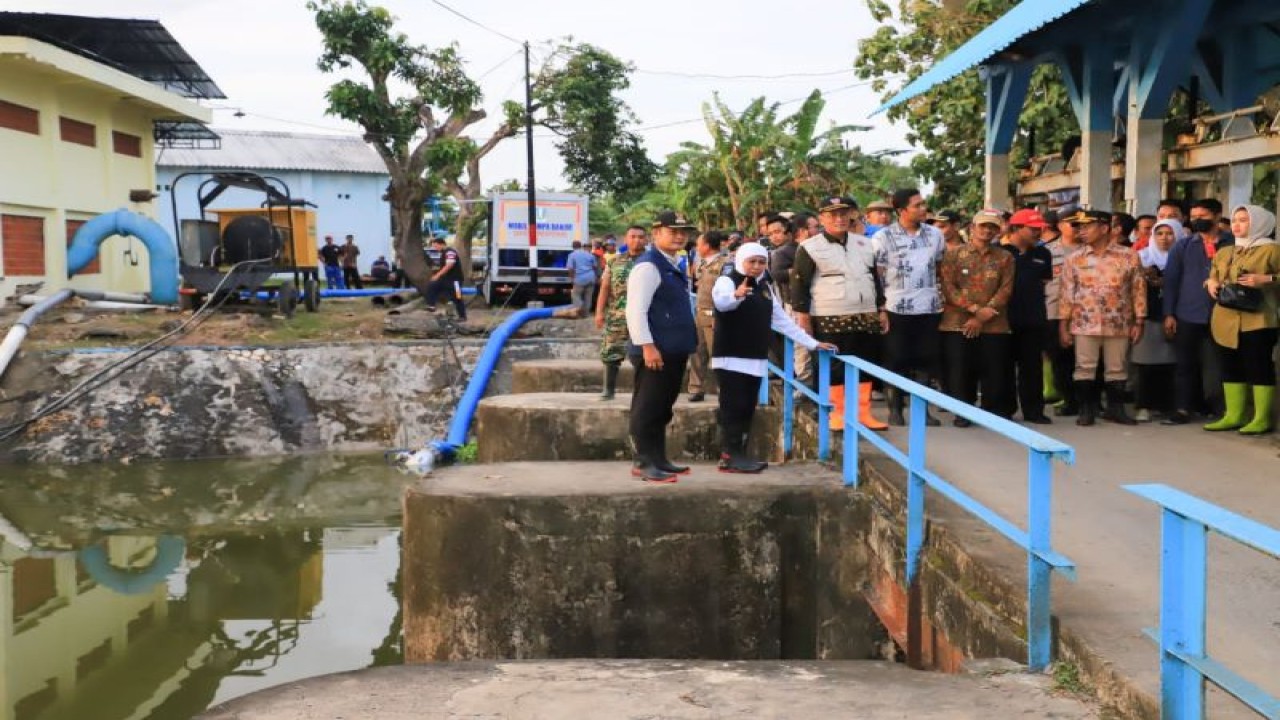 Foto Arsip - Gubernur Jatim Khofifah Indar Parawansa bersama sejumlah pejabat meninjau pintu air di wilayah provinsi setempat. (ANTARA/HO-Biro Adpim Jatim)