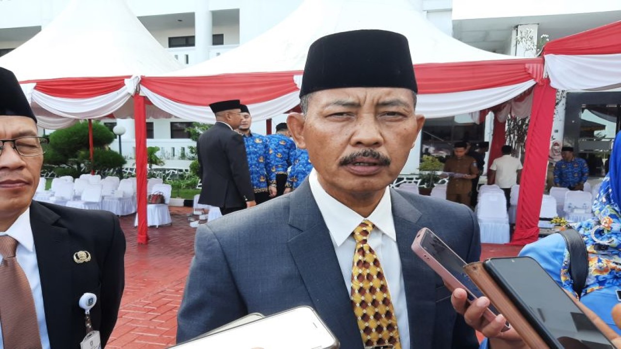 Sekdaprov Kepri Adi Prihantara usai memimpin upacara hari pertama kerja ASN usai cuti Lebaran 2023 di Pulau Dompak, Tanjungpinang, Rabu (26/4/2023). (FOTO ANTARA/Ogen)