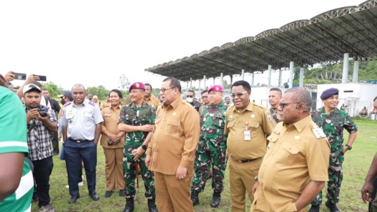 Penjabat Gubernur Papua Barat Daya Muhammad Musa'ad dan para bupati dan wali kota melakukan peninjauan lokasi pembangunan perkantoran. (ANTARA/Yuvensius Lasa Banafanu)