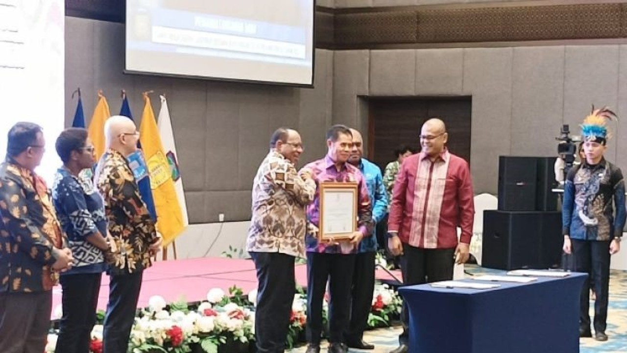 Wamendagri Jhon Wempi Wetipo menyerahkan sertifikasi akreditasi diklat Pim II Provibsi Papua Plh Gubenur Papua Ridwan Rumasukun di Biak, Kamis (13/4). ANTARA/Muhsidin