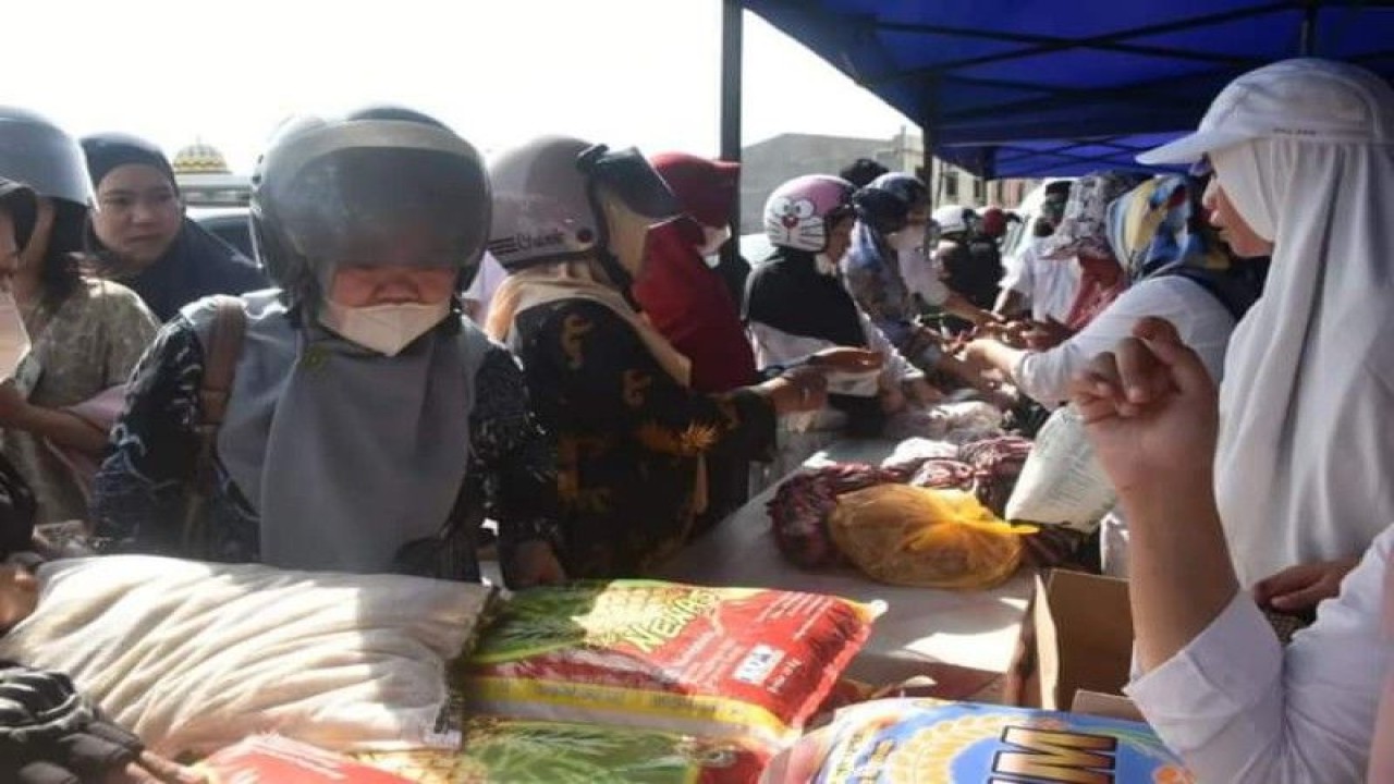 Pemerintah Provinsi Sulawesi Barat (Sulbar) menggelar Pasar Murah Ramadhan di Mamuju, Rabu (12/4/2023). ANTARA Foto/ M Faisal Hanapi