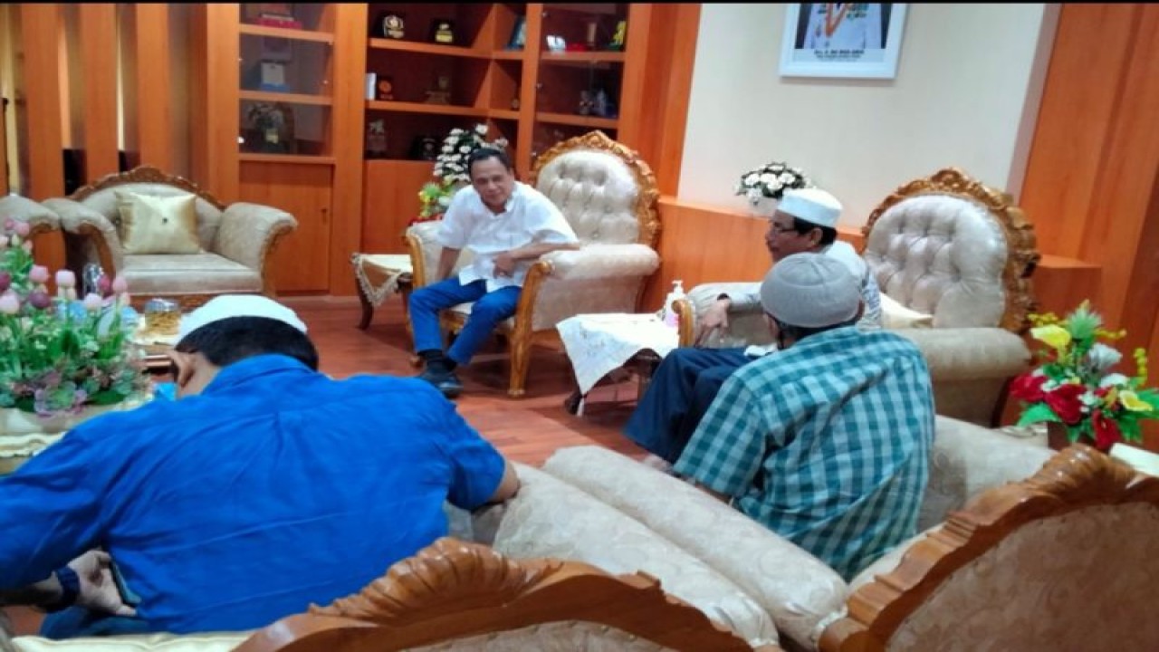 Wakil Gubernur Sulteng Ma'mun Amir menerima kunjungam silaturahim pihak pengurus PB Alkhairaat dan Panitia Haul Guru Tua. (ANTARA/HO-Biro Administrasi Pimpinan Setda Pemprov Sulteng)