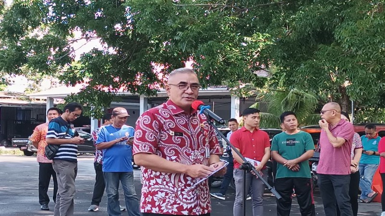 Sekretaris Daerah Provinsi Sulawesi Utara (Sulut), Steve Kepel berharap penyaluran program bantuan pangan beras tepat sasaran. ANTARA/Karel A Polakitan (1)