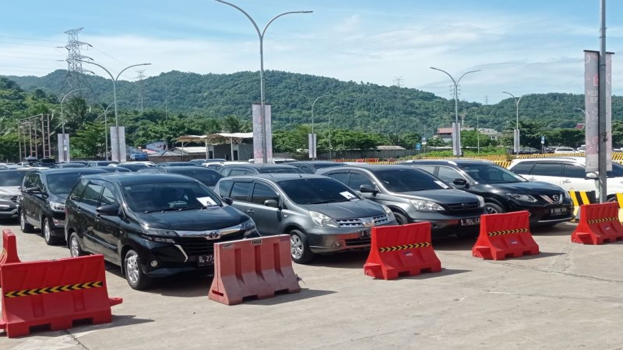 Pemudik kendaraan di Pelabuhan Merak ramai untuk menyeberang menuju Pelabuhan Bakauheni, Lampung.ANTARA/Mansur