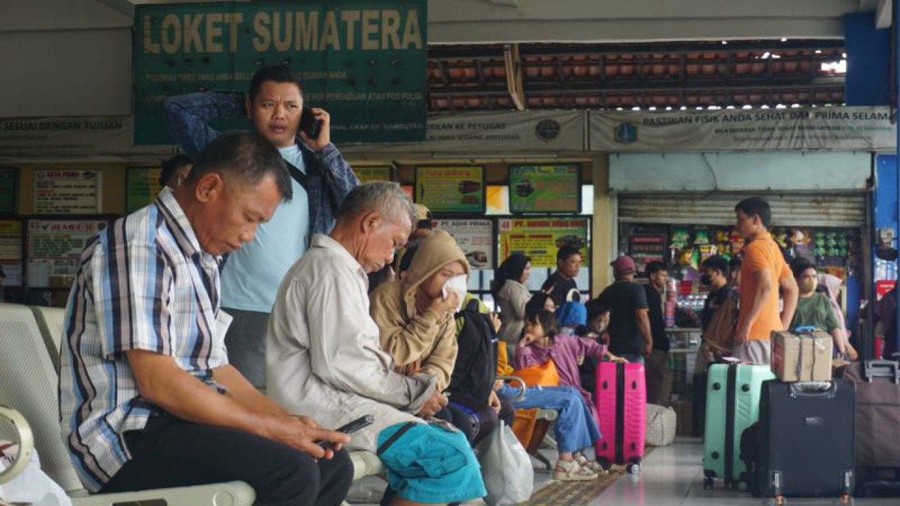 Para pemudik Idul Fitri 1444 Hijriah yang menunggu jadwal pemberangkatan di Terminal Kampung Rambutan, Jakarta Timur, Senin (17/4/2023). (FOTO ANTARA/Asep Firmansyah)