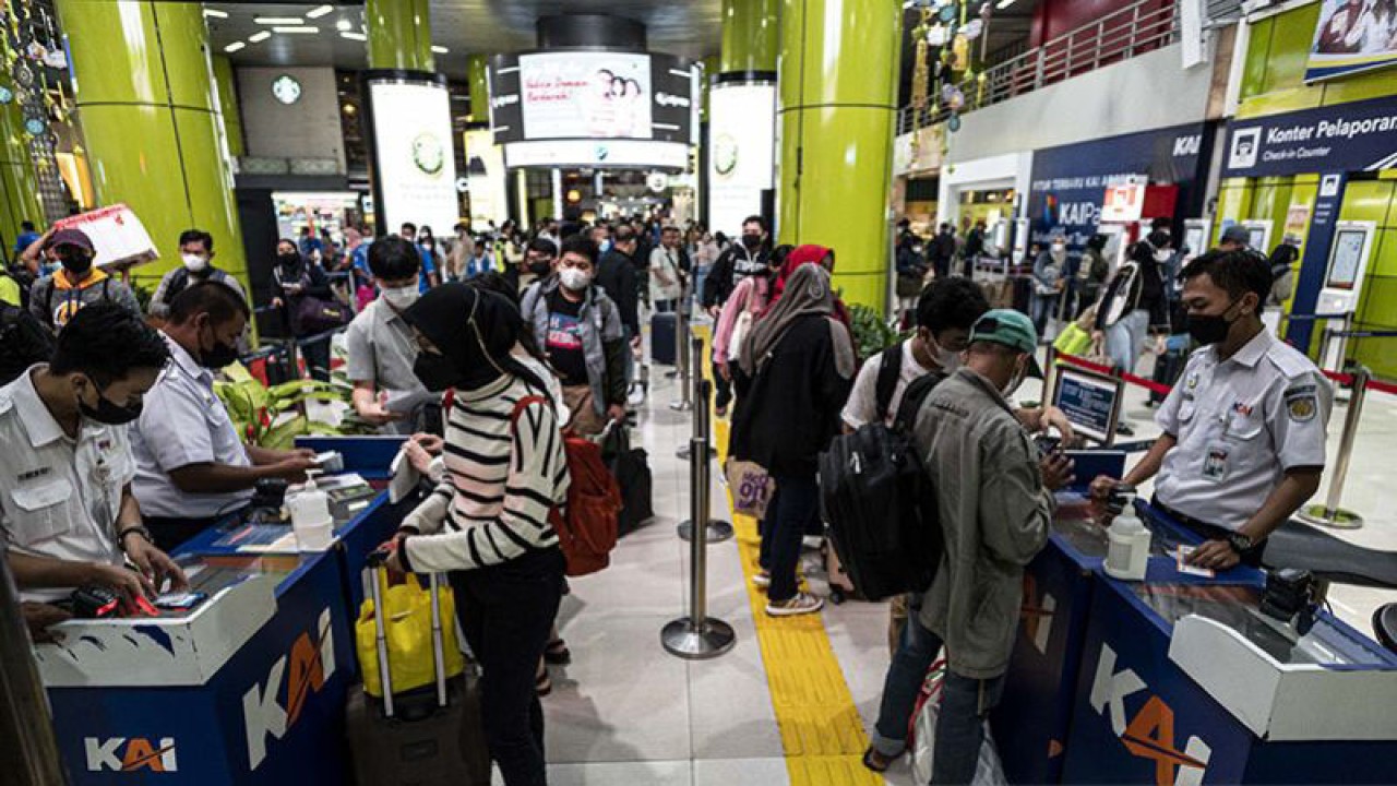Arsip foto - Petugas melayani pemudik melakukan check in di Stasiun Gambir, Jakarta, Jumat (14/4/2023). ANTARA FOTO/Aprillio Akbar/rwa/pri.