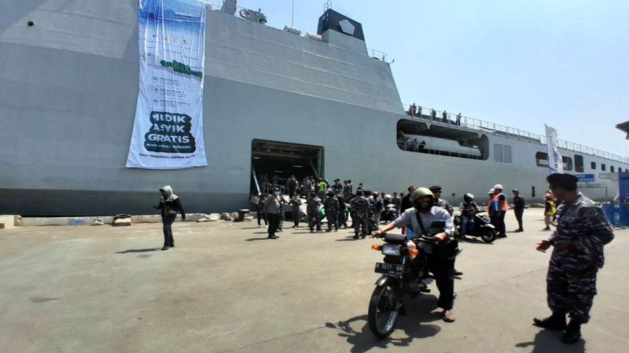 Para pemudik mengeluarkan sepeda motornya saat tiba di Pelabuhan Tanjung Emas Semarang, Rabu, usai diangkut KRI Banjarmasin dari Jakarta. (ANTARA/ I.C.Senjaya)