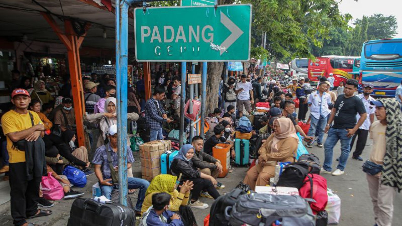 Sejumlah calon pemudik menunggu jadwal keberangkatan bus di Terminal Kalideres, Jakarta, Selasa (18/4/2023). Pada H-4 Lebaran, Terminal Kalideres terpantau ramai pemudik dan menurut data dari pengelola terminal ada sebanyak 2.431 pemudik dengan 157 kendaraan yang berangkat. ANTARA FOTO/Fauzan/tom.