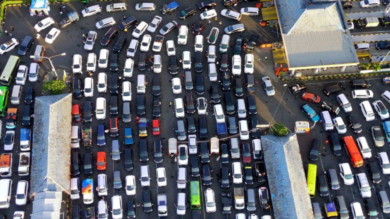Foto udara kendaraan pemudik memenuhi kantong parkir Pelabuhan Gilimanuk, Jembrana, Bali, Rabu (19/4/2023). (ANTARA FOTO/Budi Candra Setya/hp)