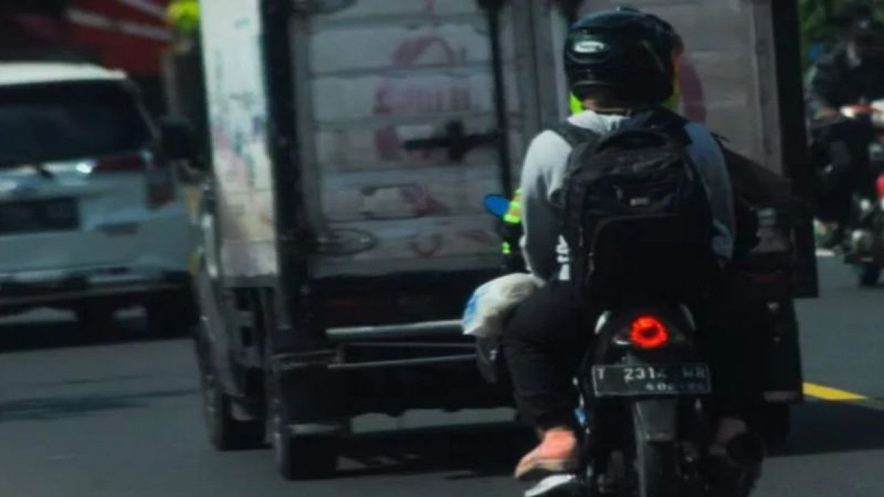 Pemudik motor sedang melakukan perjalanan mudik. (ANTARA/Dian Hadiyatna)