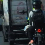 Pemudik motor sedang melakukan perjalanan mudik. (ANTARA/Dian Hadiyatna)-1681471925