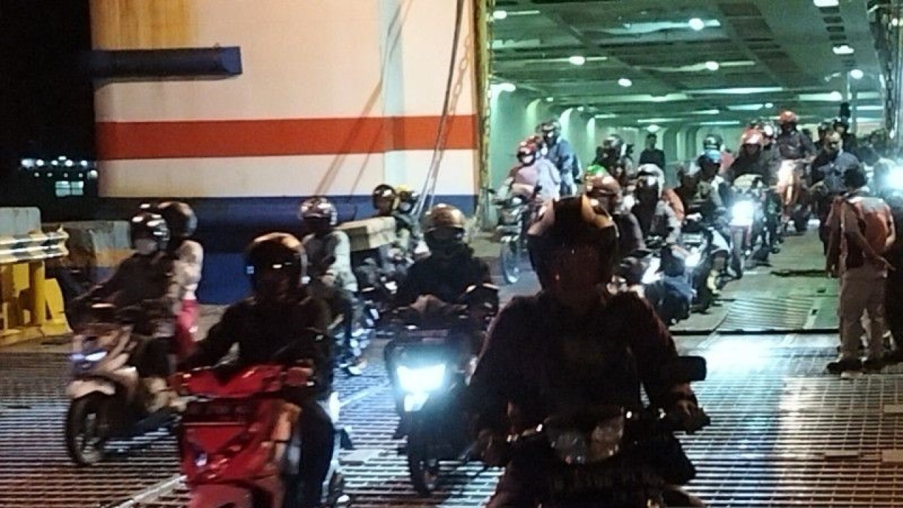 Suasana pemudik menggunakan kendaraan roda dua turun dari dalam kapal dermaga enam pelabuhan Bakauheni Lampung pada subuh pagi hari. ANTARA/Riadi Gunawan