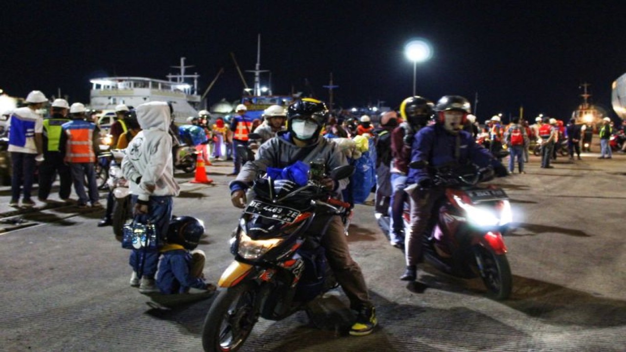 Pemudik sepeda motor pada Lebaran 2023 di Lampung. ANTARA/Ruth Intan Sozometa Kanafi.