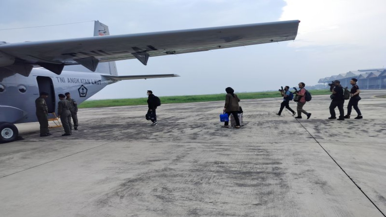 Pemudik yang menggunakan pesawat militer dari Puspenerbal. ANTARA / Indra