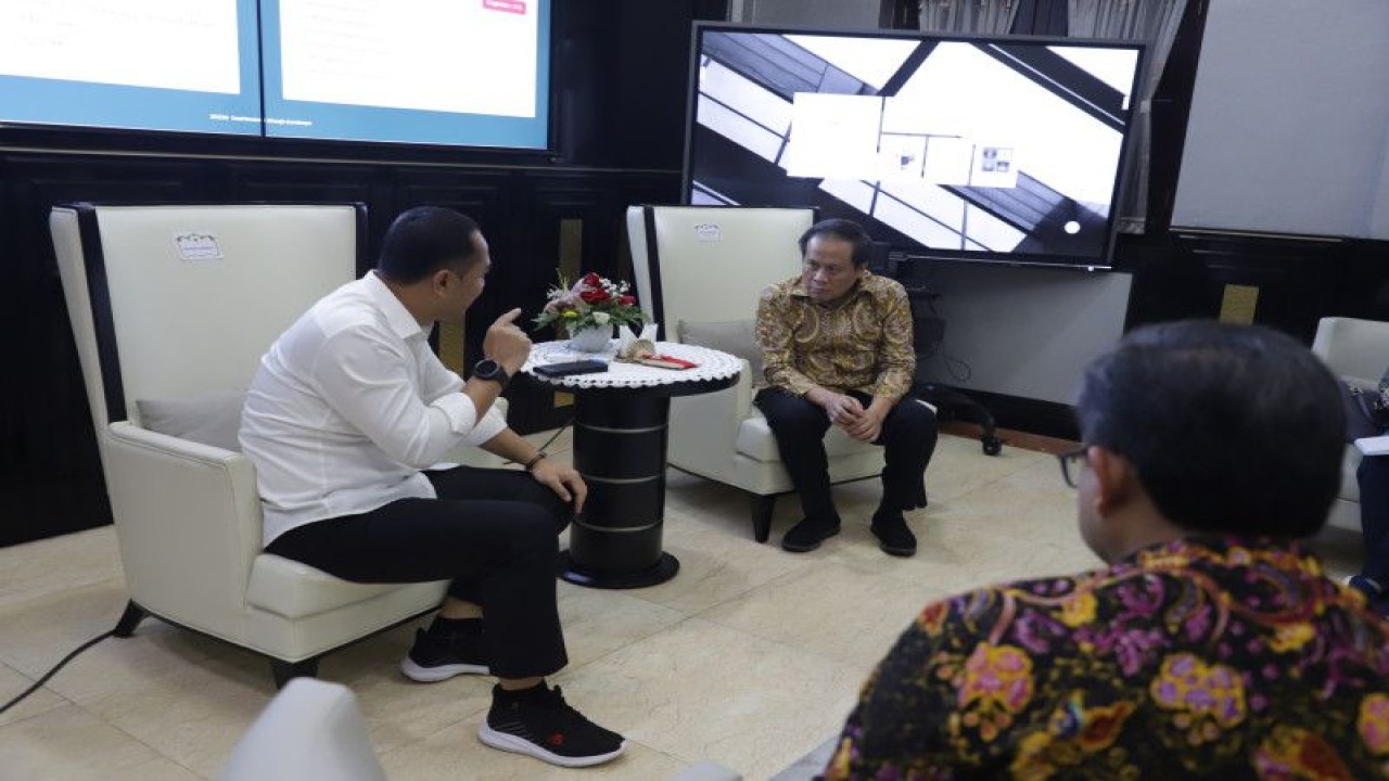 Direktur Pengkajian Materi PIP, Badan Pembinaan Ideologi Pancasila Aris Heru Utomo saat bertemu ke Wali Kota Surabaya Eri Cahyadi di Balai Kota Surabaya, Jumat (14/4/2023). (ANTARA/HO-Diskominfo Surabaya)
