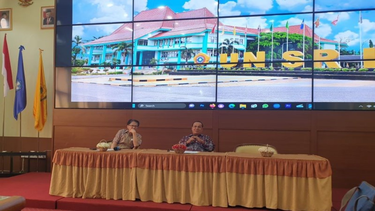 Rektor Unsri Profesor Anis Sagaff  (kanan) didampingi panitia penerimaan mahasiswa baru Zulkipli Dahlan ketika memberikan keterangan pers SNBT di Palembang, Jumat (14/4/2023). (ANTARA/Yudi Abdullah/23)