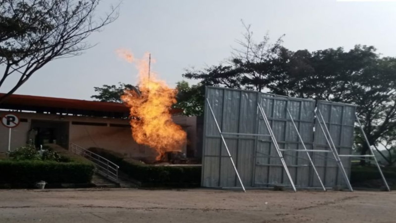Pengelola Tol Cipali pasang pagar perisai atasi area terdampak semburan api di KM 86. (ANTARA/HO-Astra Tol Cipali)