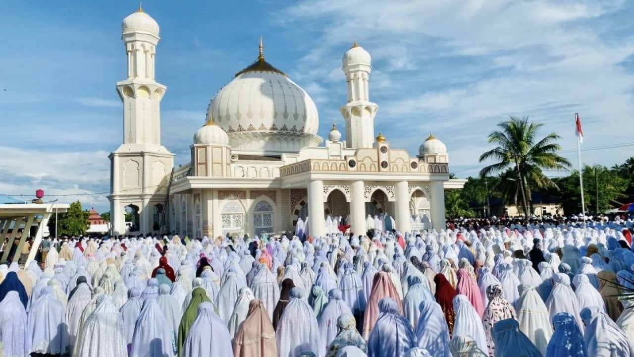 Ribuan umat Islam pengikut Thariqat Syattariyah melaksanakan ibadah shalat Idul Fitri yang dipusatkan di Kompleks Masjid Peuleukung, Desa Peuleukung, Kecamatan Seunagan Timur, Kabupaten Nagan Raya, Provinsi Aceh, Kamis (20/4/2023) pagi. (ANTARA/Teuku Dedi Iskandar)