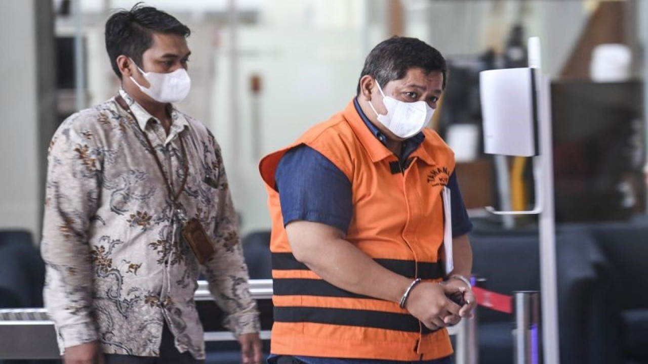 Tersangka penyuap Gubernur Papua Lukas Enembe, Rijatono Lakka (kanan) berjalan memasuki ruangan saat akan menjalani pemeriksaan di Gedung Merah Putih KPK, Jakarta, Jumat (3/3/2023). ANTARA FOTO/M Risyal Hidayat/rwa.