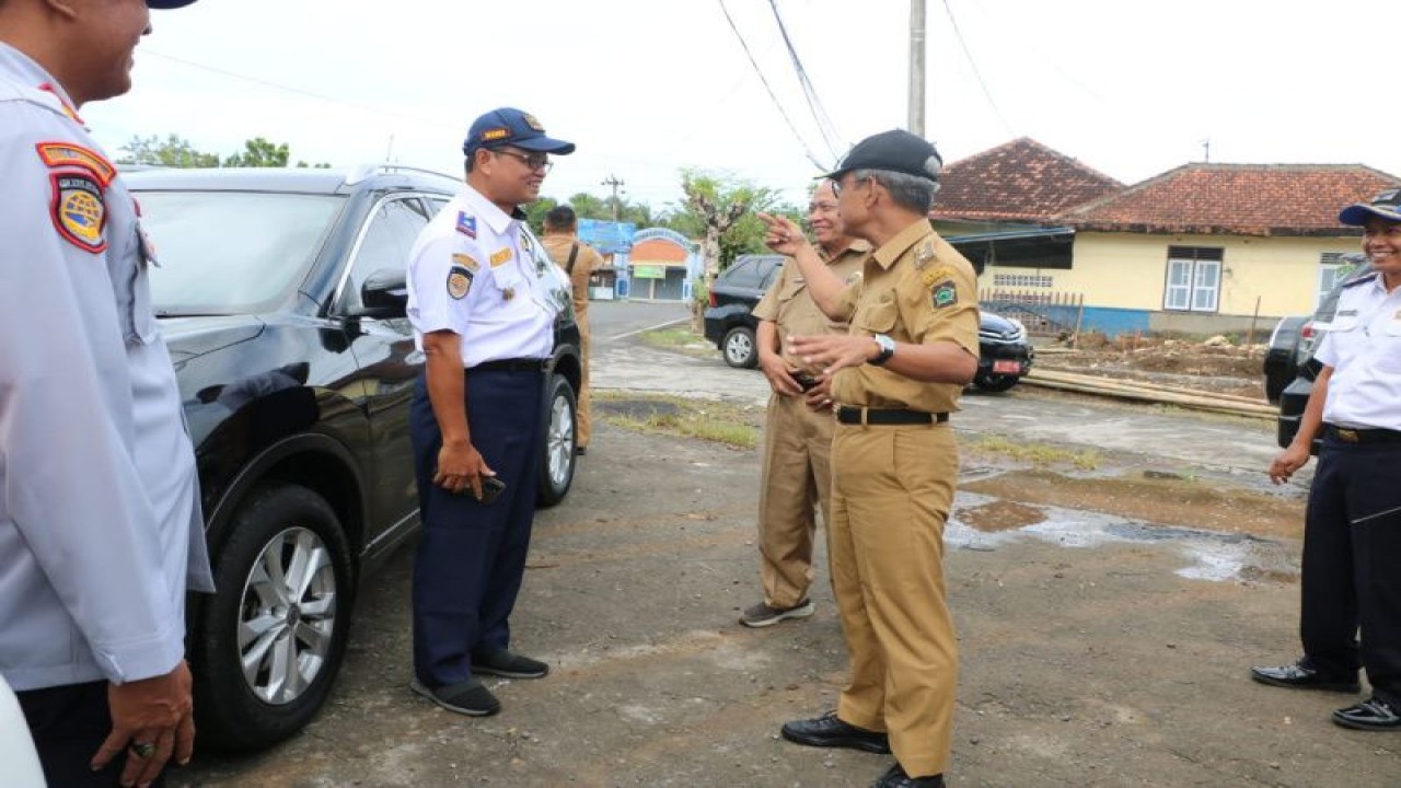 Penjabat Bupati Kulon Progo, Daerah Istimewa Yogyakarta, Tri Saktiyana meninjau jalur mudik di Terminal Jangkaran, Kecamatan Temon, Senin (10/4/2023). (FOTO ANTARA/HO-Humas Pemkab Kulon Progo)