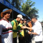 Penjabat Bupati Kulon Progo Tri menyerahkan bantuan kepada tukang bersih-bersih di kawasan Wates. (ANTARA/HO-Humas Pemkab Kulon Progo)-1681366666