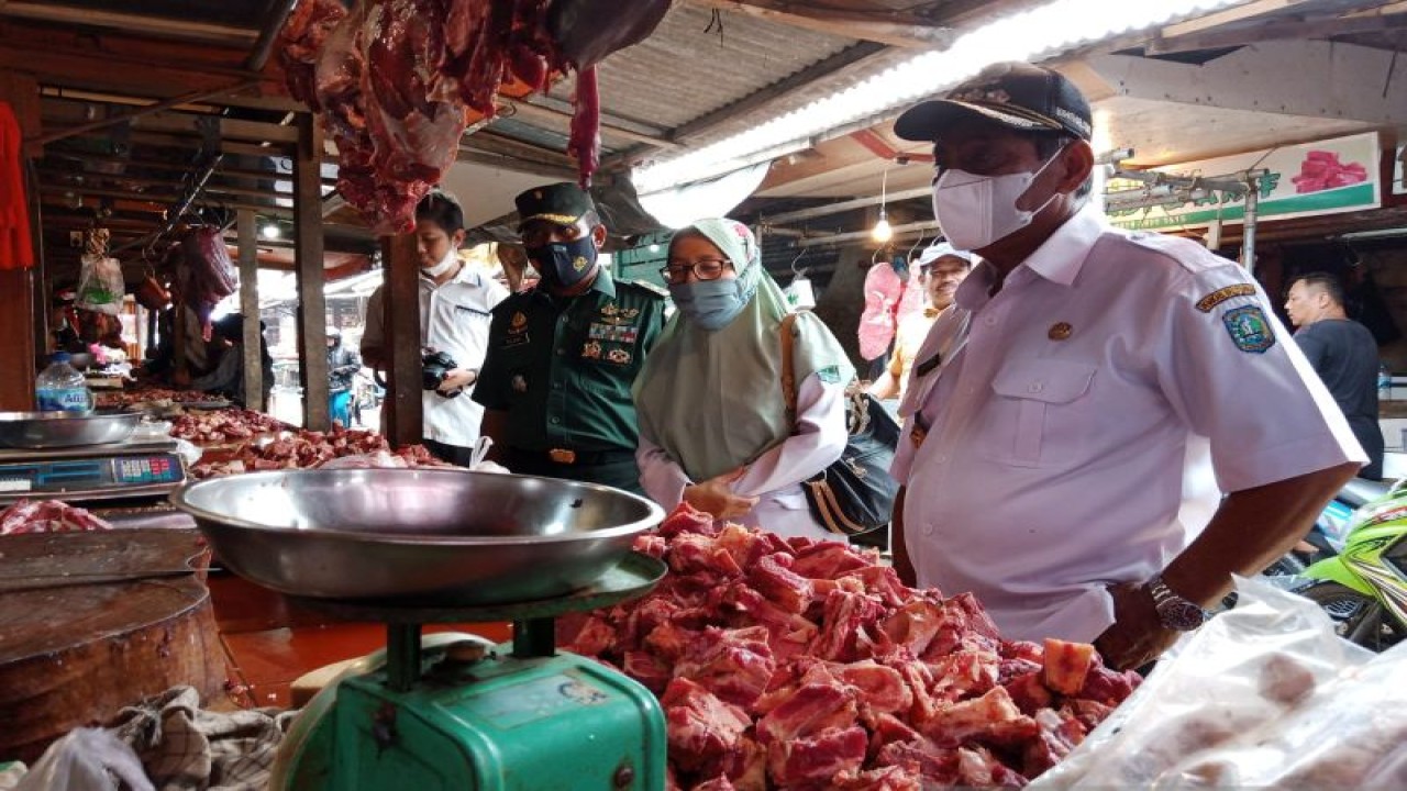 Penjualan daging sapi segar di Pasar Tanjung Pandan, Babel. ANTARA/HO