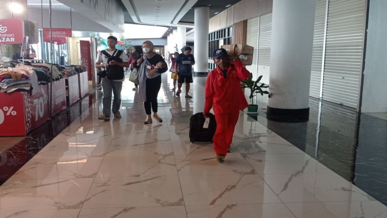 Penumpang pejalan kaki sedang berjalan menuju kapal yang bersandar di terminal eksekutif Pelabuhan Merak menuju Pulau Sumatera.ANTARA/Mansur