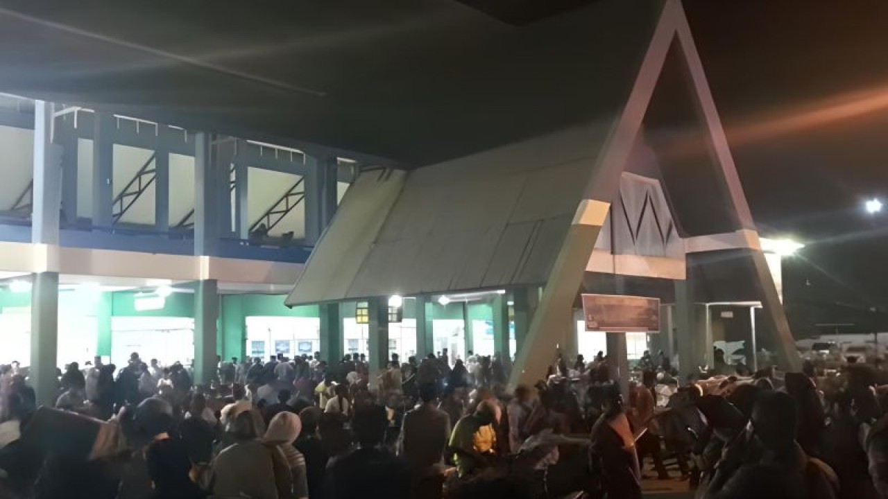 Penumpang atau pemudik padati Pelabuhan Pantoloan, Jumat (14/4/2023). (ANTARA/Rangga Musabar)