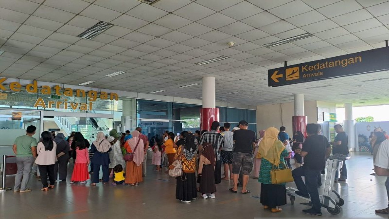 Calon penumpang angkutan udara di Bandara Depati Amir Pangkalpinang, Provinsi Babel, terpantau ramai pada Rabu (26/4/2023). (FOTO ANTARA/Aprionis)