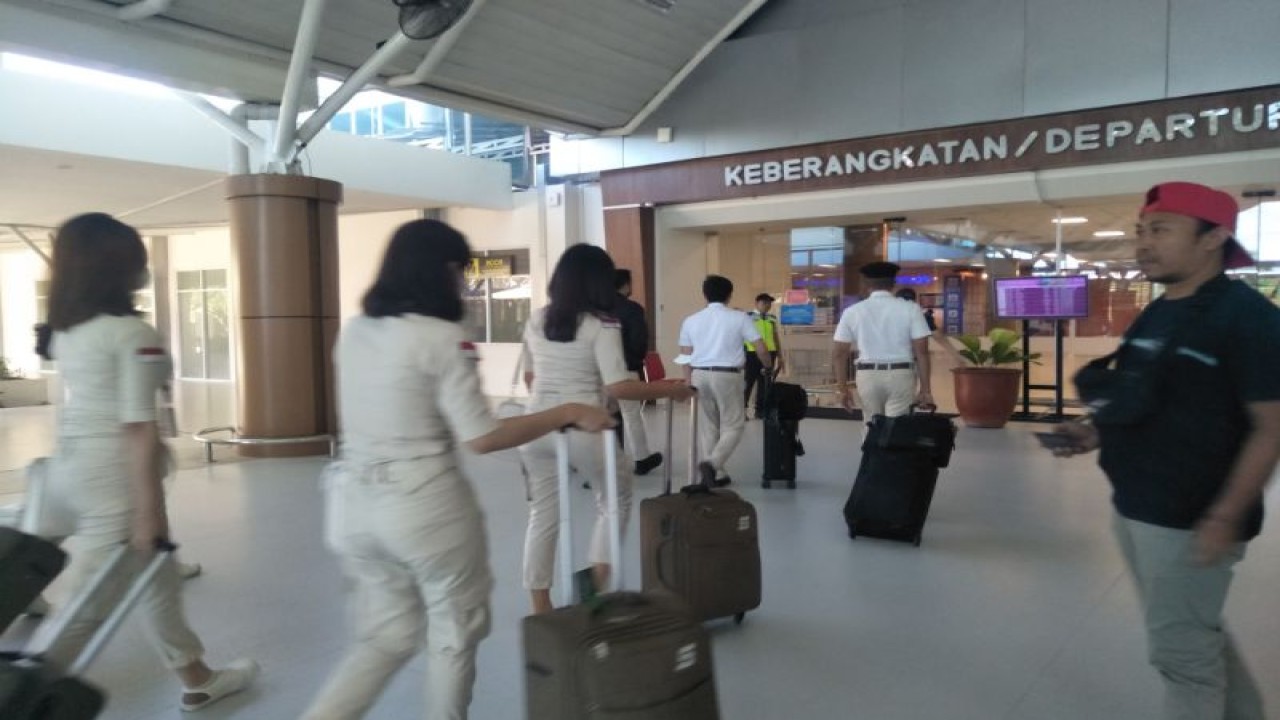 Penumpang masuk pintu keberangkatan di area terminal Bandara Lombok, NTB. (ANTARA/Akhyar)