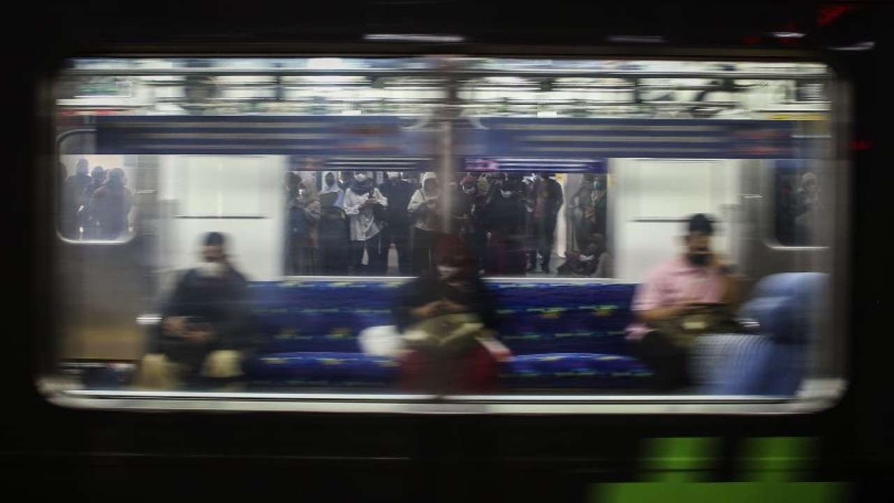 Penumpang menunggu KRL di Stasiun Manggarai, Selasa (28/3/2023). . ANTARA FOTO/Rivan Awal Lingga/foc