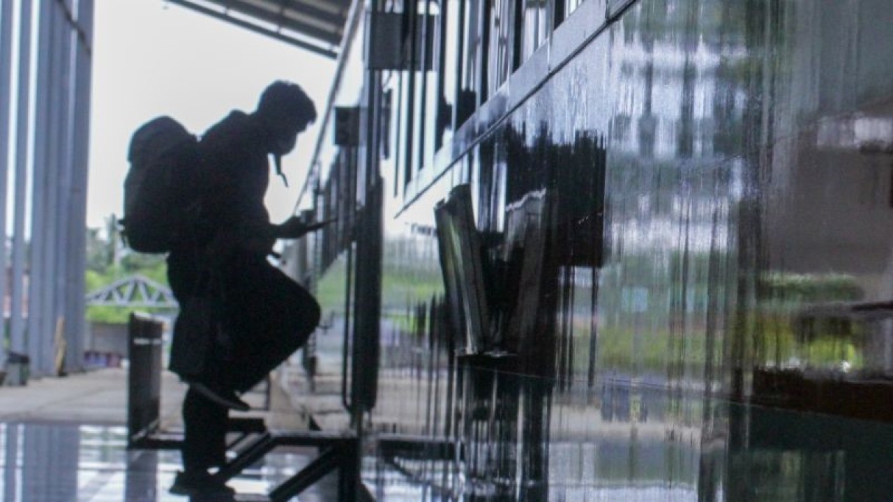 Penumpang naik ke kereta api di Stasiun Ketapang, Banyuwangi, Jatim. ANTARA/Novi Husdinariyanto