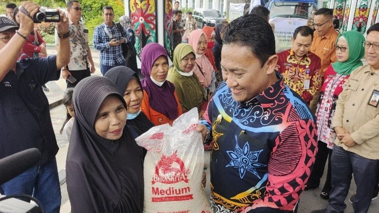 Wagub Kalteng Edy Pratowo menyerahkan bantuan beras secara simbolis kepada penerima manfaat di Palangka Raya, Kamis(6/4/2023). ANTARA/Muhammad Arif Hidayat