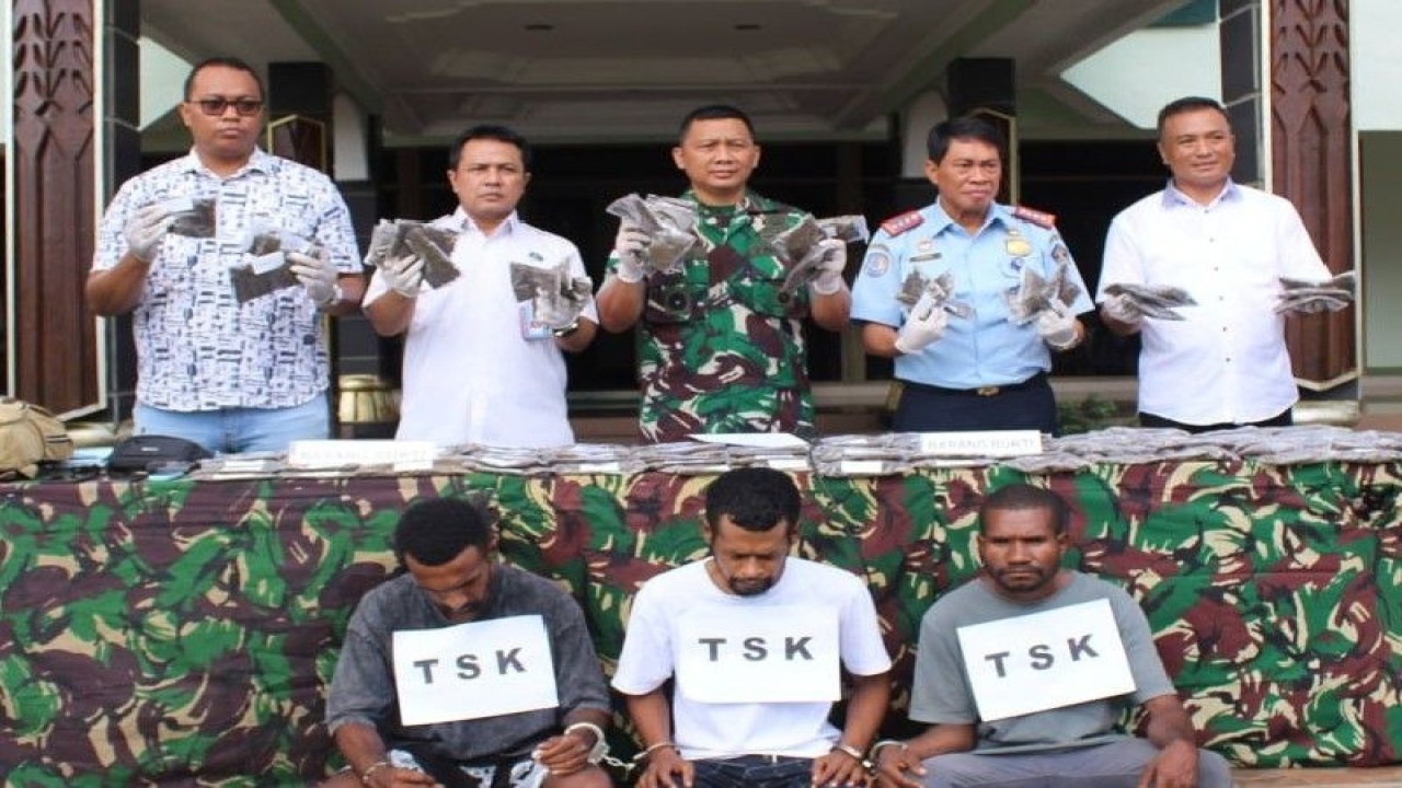 Tiga pelaku penyelundupan ganja dari PNG yang ditangkap Satgas Yonif 132/BS di Kabupaten Keerom, Papua. ANTARA/HO/Penrem 172/PWY.