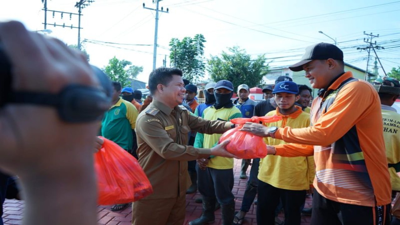 Penyerahan paket lebaran oleh Bupati Sambas kepada pasukan oren (ANTARA/Imbran)