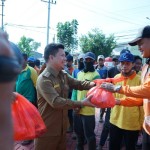 Penyerahan paket lebaran oleh Bupati Sambas kepada pasukan oren (ANTARA/Imbran)-1681294453