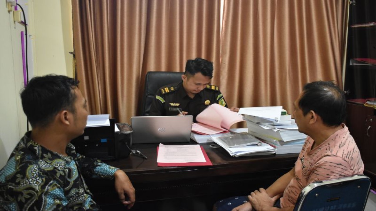 Penyidik Kejaksaan Negeri Pasaman Barat saat memeriksa berkas dokumen dan tersangka inisial AT pada perkara dugaan tindak pidana korupsi pembayaran belanja perjalanan dinas pada sekretariat DPRD setempat tahun anggaran 2018.