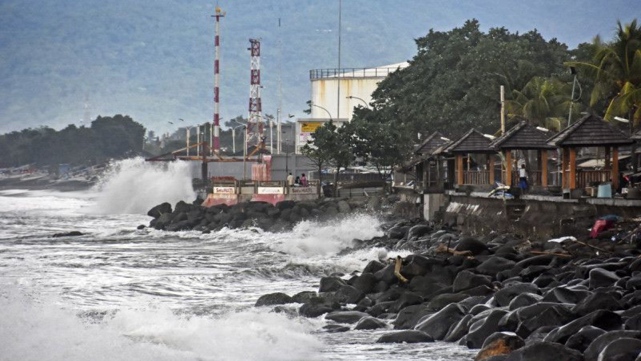 Ilustrasi: Sejumlah warga beraktivitas di pinggir pantai saat terjadi gelombang tinggi di pantai Ampenan, Mataram, NTB, Selasa (28/2/2023). ANTARA FOTO/Ahmad Subaidi/nym. (ANTARA FOTO/AHMAD SUBAIDI)
