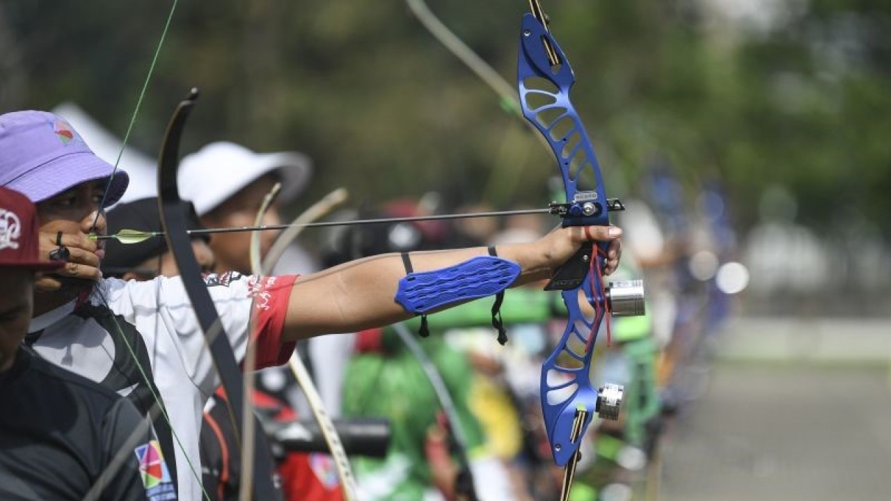 Sejumlah atlet panahan membidik sasaran saat eksibisi nomor Barebow dalam Seleksi Nasional (Seleknas) Pengurus Besar Persatuan Panahan Indonesia (PB Perpani) di Lapangan Panahan, Gelora Bung Karno, Senayan, Jakarta, Rabu (8/3/2023). ANTARA FOTO/M Risyal Hidayat/nym. (ANTARA FOTO/M RISYAL HIDAYAT)
